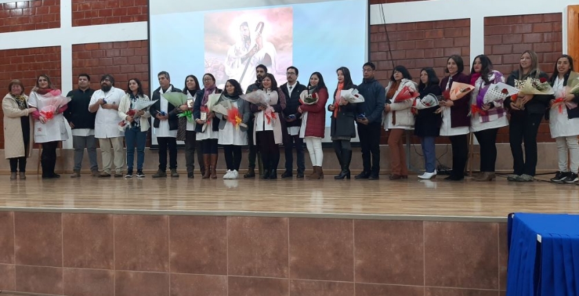 Realizan reconocimiento por resultados en Carrera Docente y charla sobre la ley Karim al personal educativo del colegio